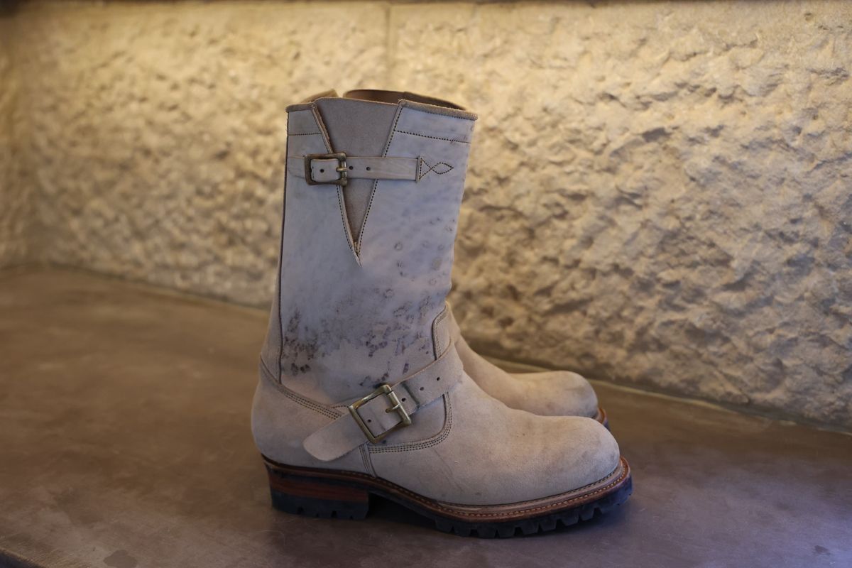 Photo by trevmon27 on October 14, 2024 of the Prof Barnets Bulky Neocliffwood Engineer Boots in Maryam Reverse Gregio Light.
