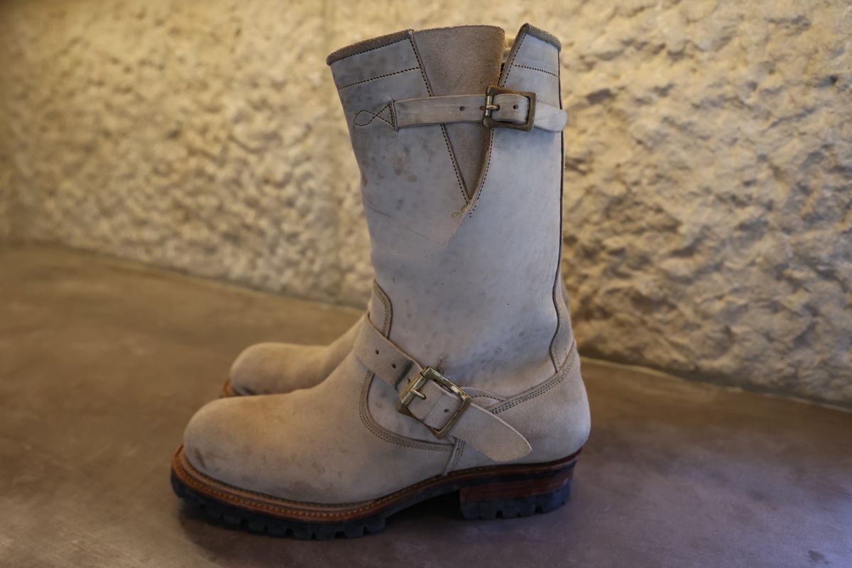 Photo by trevmon27 on October 14, 2024 of the Prof Barnets Bulky Neocliffwood Engineer Boots in Maryam Reverse Gregio Light.