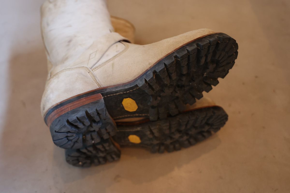 Photo by trevmon27 on October 14, 2024 of the Prof Barnets Bulky Neocliffwood Engineer Boots in Maryam Reverse Gregio Light.