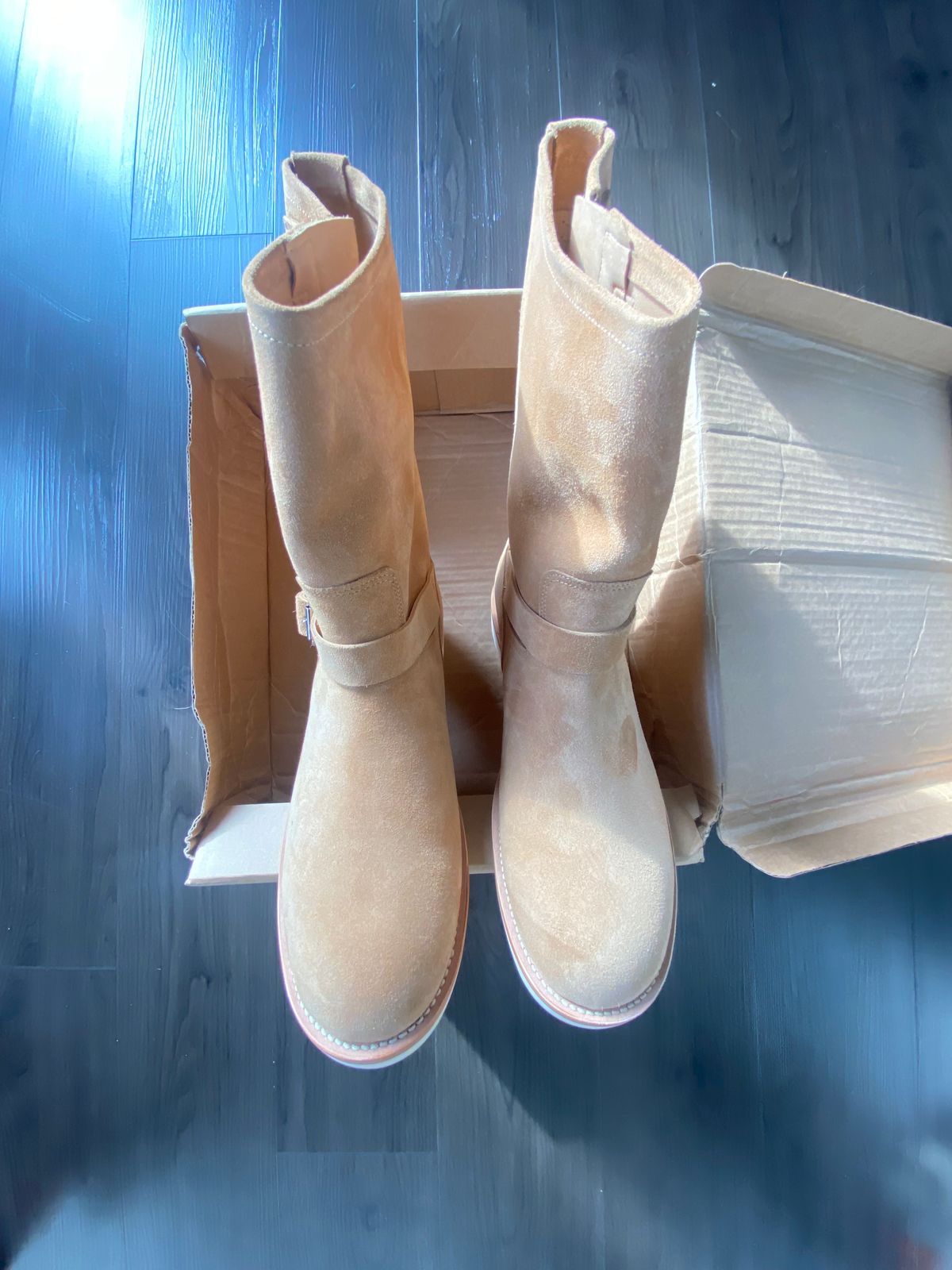Photo by IndigoJones on October 19, 2024 of the Crush On Retro Engineer Boot 9013 in Suede Beige.