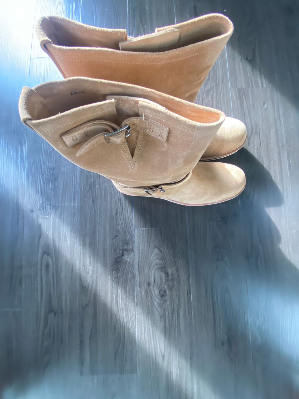 Photo by IndigoJones on October 19, 2024 of the Crush On Retro Engineer Boot 9013 in Suede Beige.