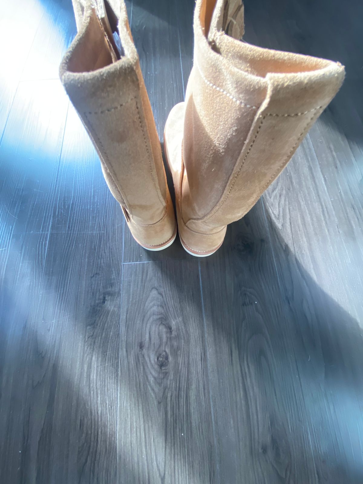 Photo by IndigoJones on October 19, 2024 of the Crush On Retro Engineer Boot 9013 in Suede Beige.