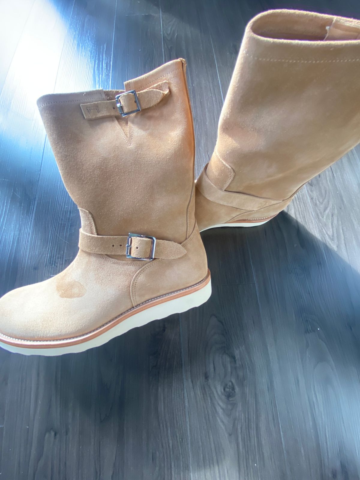 Photo by IndigoJones on October 19, 2024 of the Crush On Retro Engineer Boot 9013 in Suede Beige.