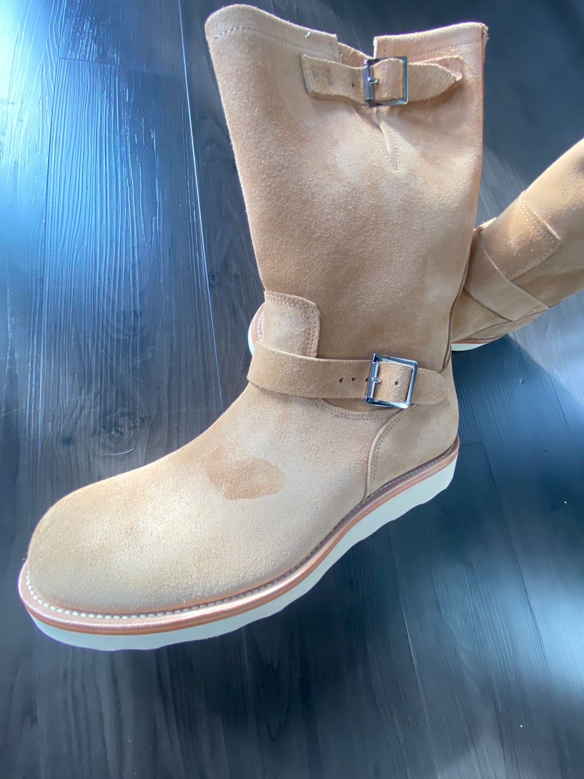 Photo by IndigoJones on October 19, 2024 of the Crush On Retro Engineer Boot 9013 in Suede Beige.