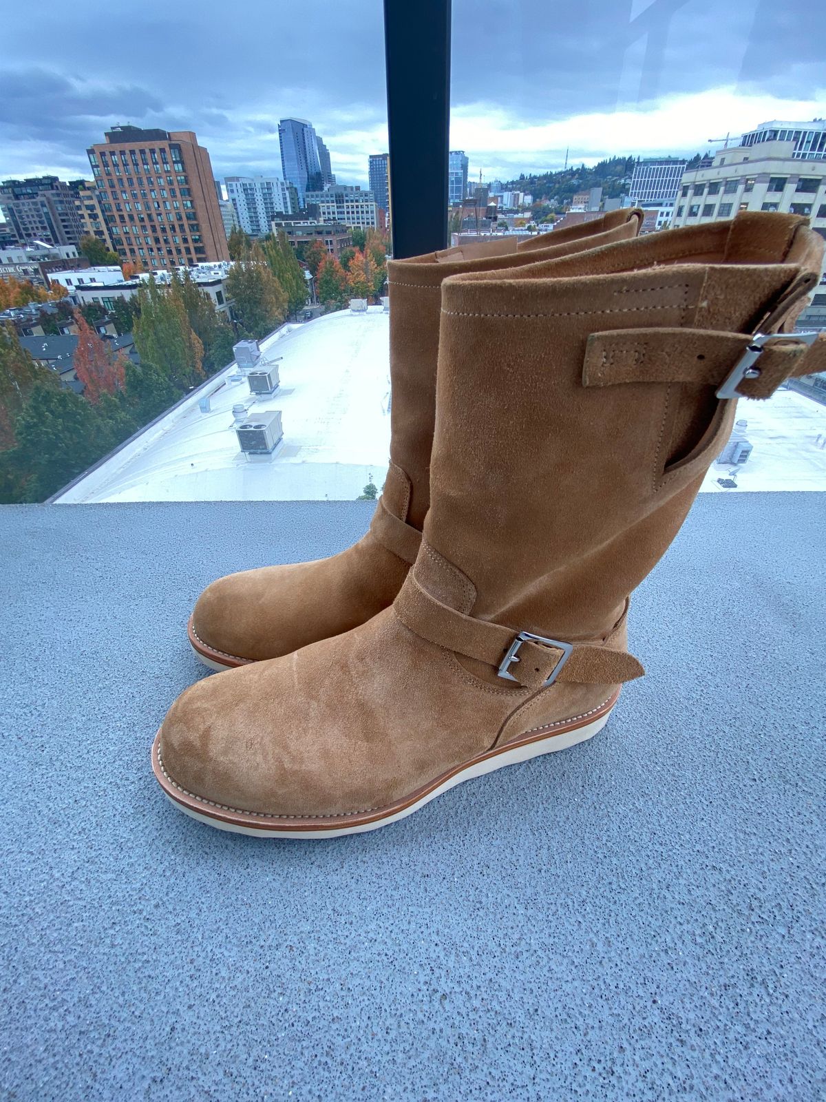 Photo by IndigoJones on October 20, 2024 of the Crush On Retro Engineer Boot 9013 in Suede Beige.
