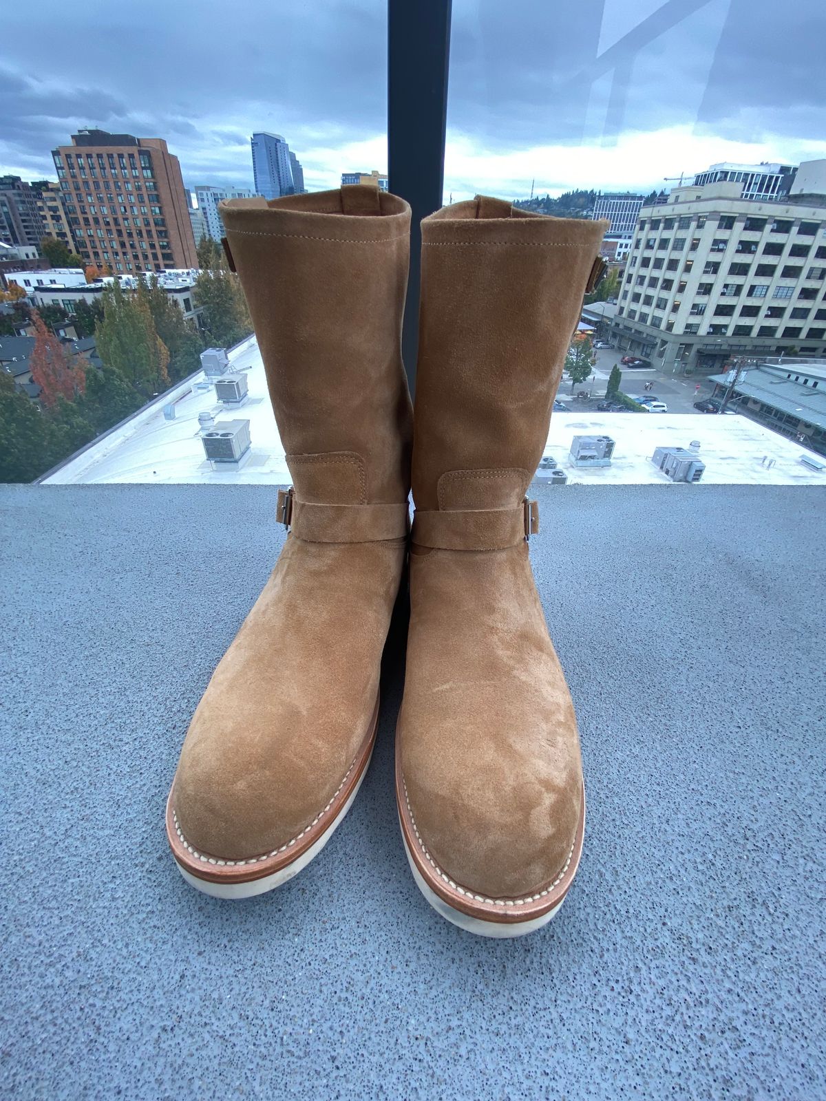 Photo by IndigoJones on October 20, 2024 of the Crush On Retro Engineer Boot 9013 in Suede Beige.