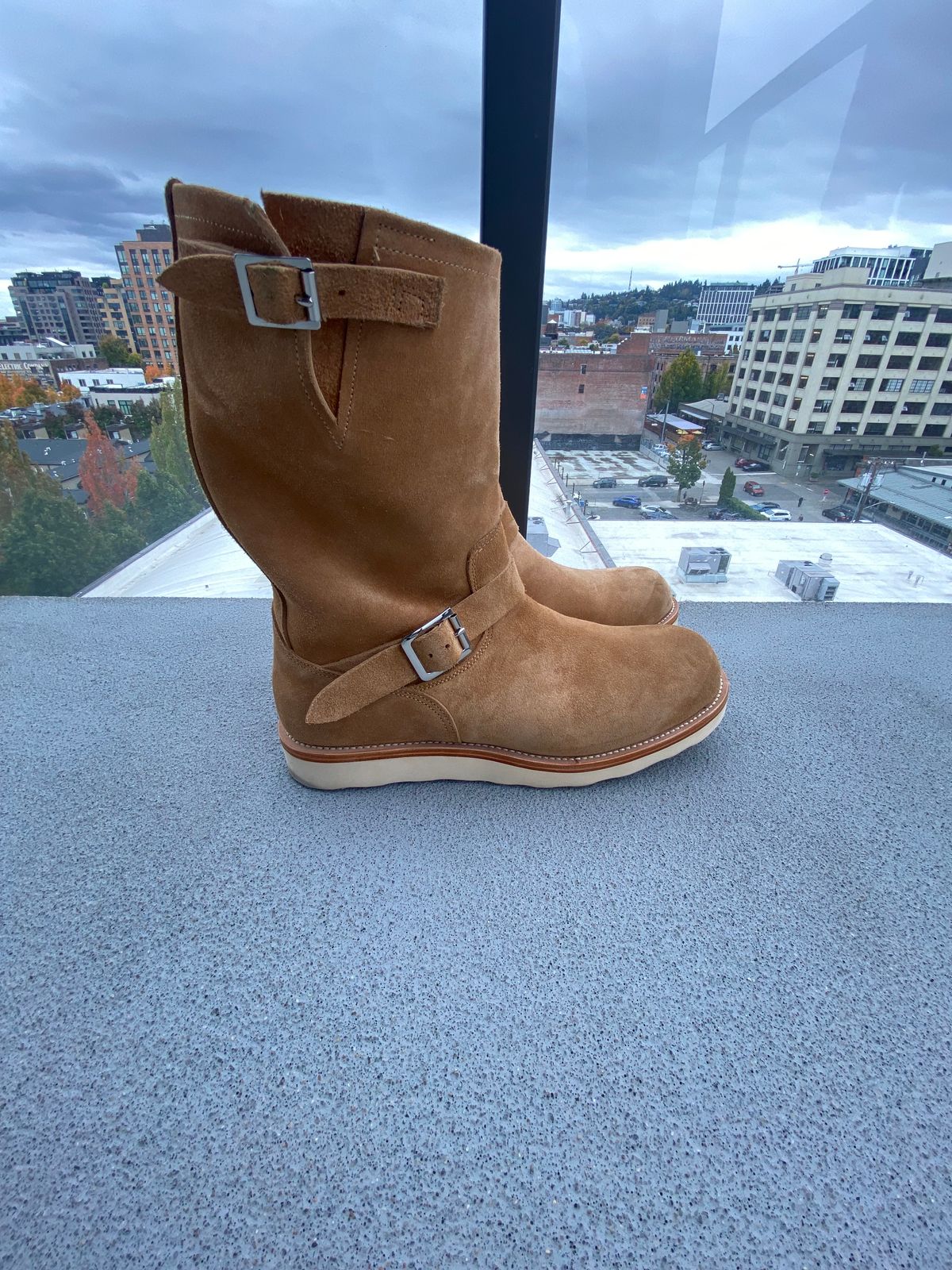 Photo by IndigoJones on October 20, 2024 of the Crush On Retro Engineer Boot 9013 in Suede Beige.