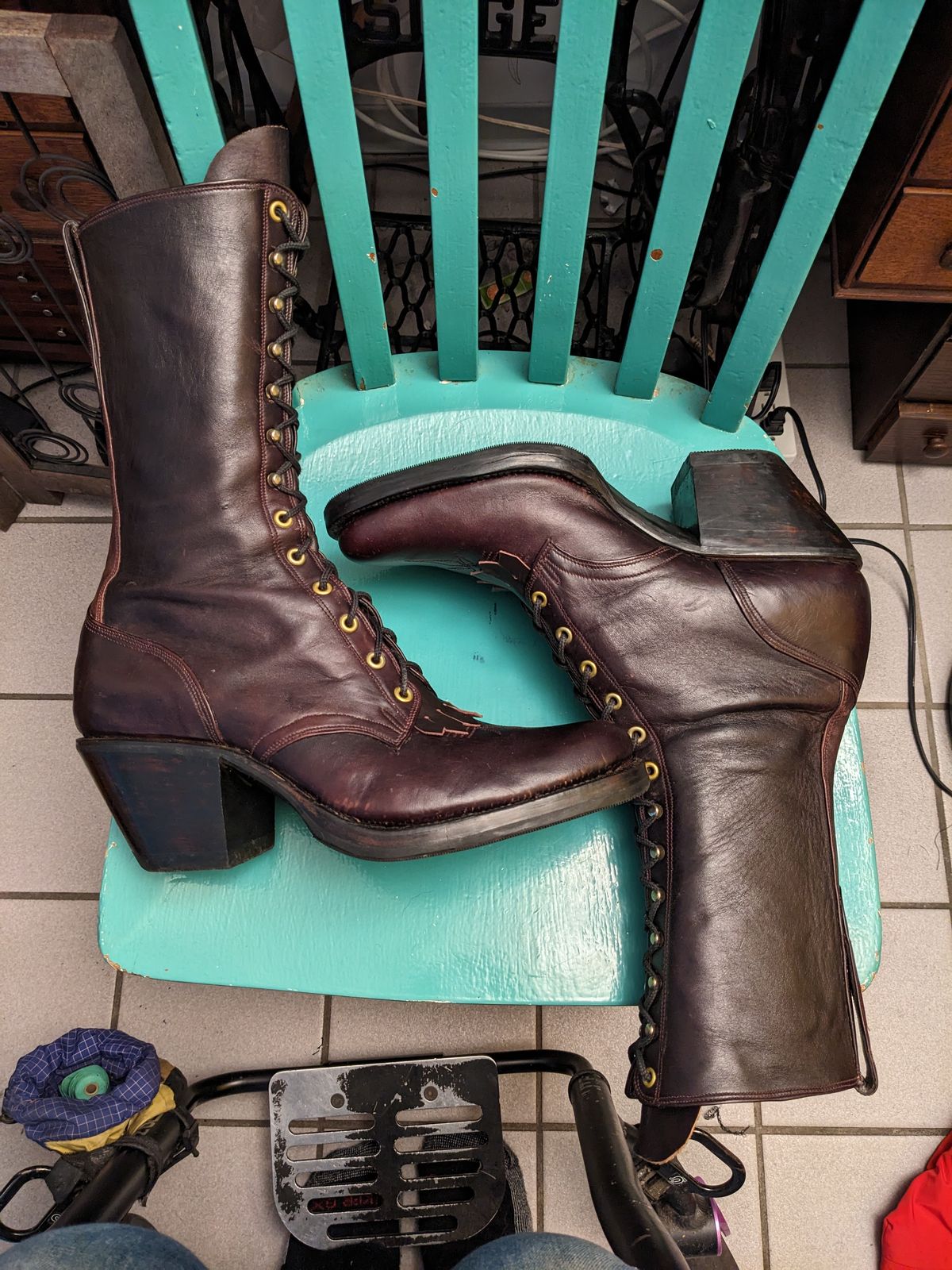 Photo by olivialocke on October 2, 2025 of the Self-Made Packer Boot in Horween Double Horse Front.