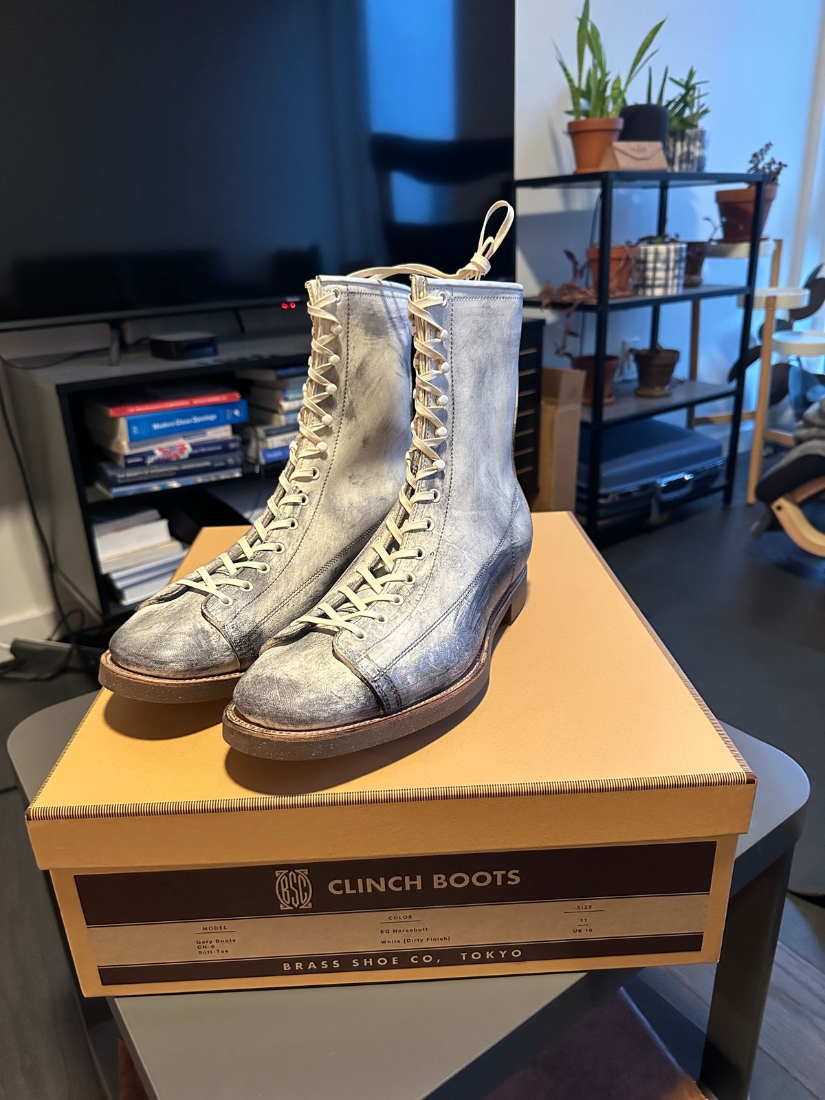 Photo by jcurry on January 3, 2025 of the Clinch Gary Boots in EQ Horsebutt White Dirty Finish.