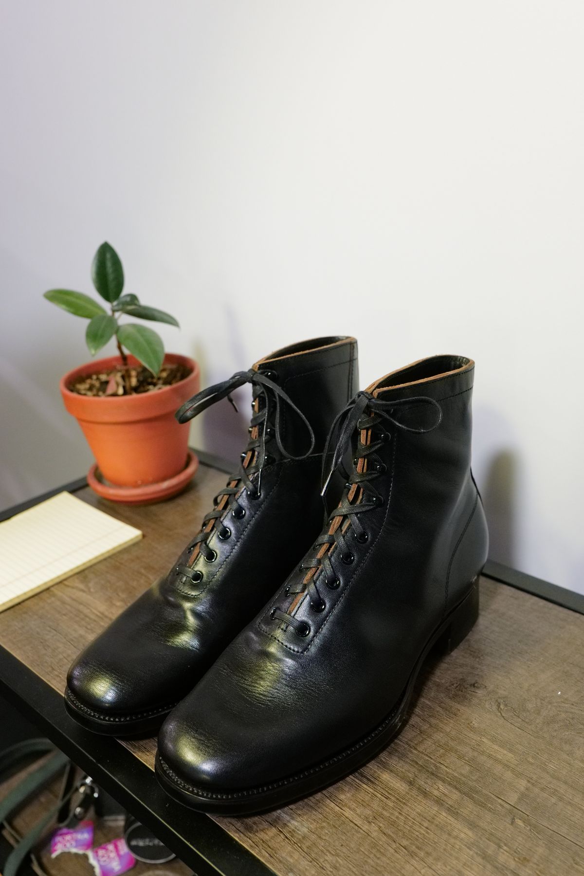 Photo by jcurry on November 1, 2025 of the Clinch Milne Soft-toe in Top Notch Horsehide Black (Tea core).