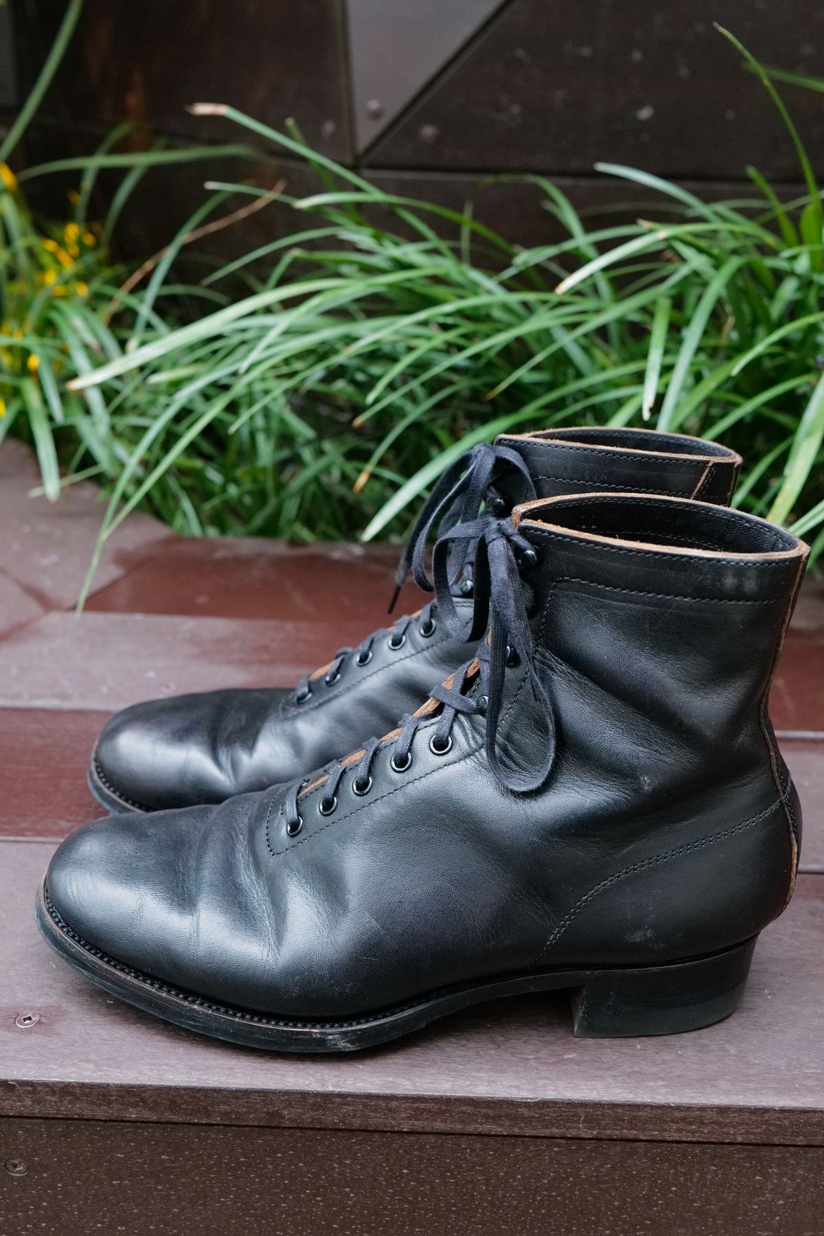 Photo by jcurry on December 3, 2025 of the Clinch Milne Soft-toe in Top Notch Horsehide Black (Tea core).