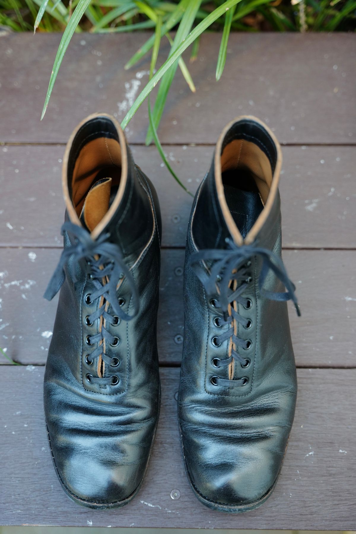 Photo by jcurry on December 31, 2025 of the Clinch Milne Soft-toe in Top Notch Horsehide Black (Tea core).