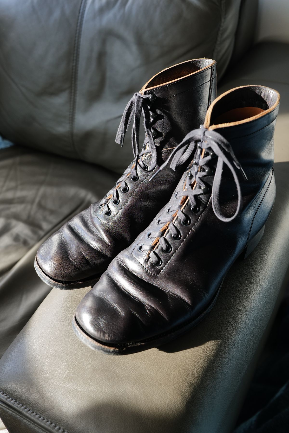 Photo by jcurry on February 4, 2026 of the Clinch Milne Soft-toe in Top Notch Horsehide Black (Tea core).
