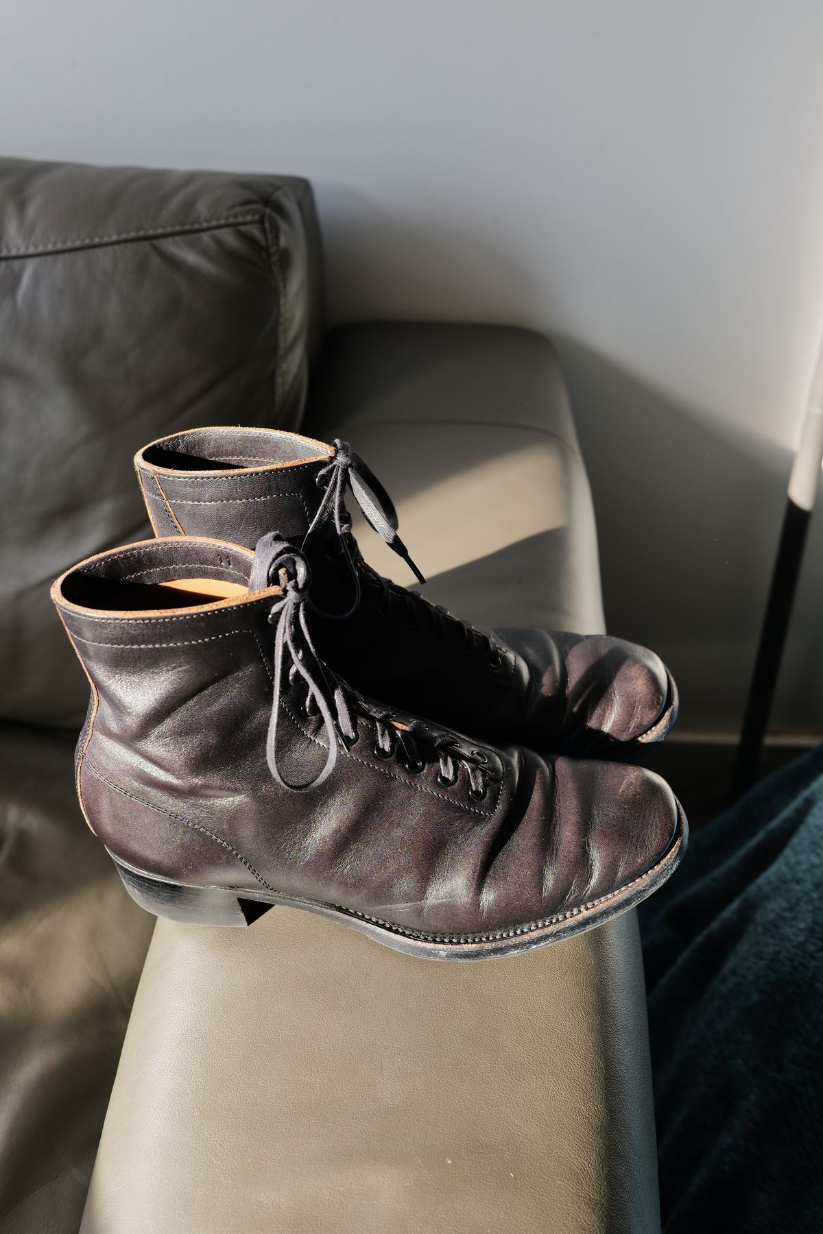 Photo by jcurry on February 4, 2026 of the Clinch Milne Soft-toe in Top Notch Horsehide Black (Tea core).