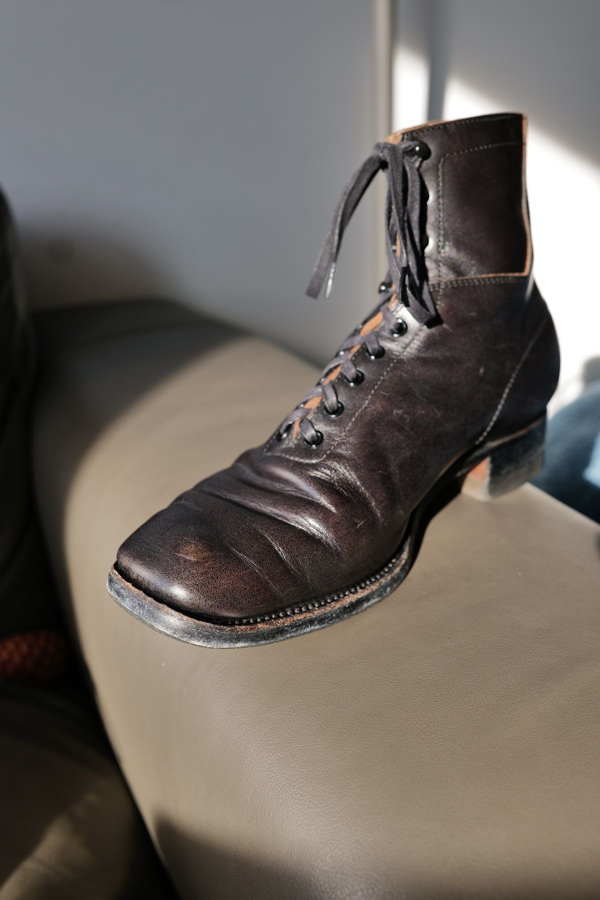 Photo by jcurry on February 4, 2026 of the Clinch Milne Soft-toe in Top Notch Horsehide Black (Tea core).
