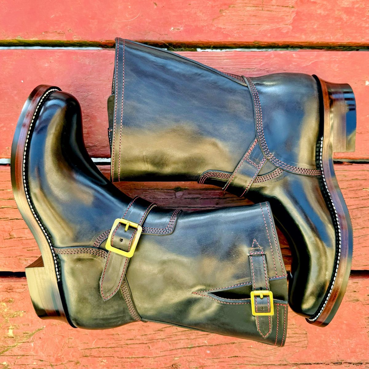 Photo by DadBodHobbies on October 7, 2024 of the Quan Shoemaker Engineer in Maryam Black Waxed Horsebutt.