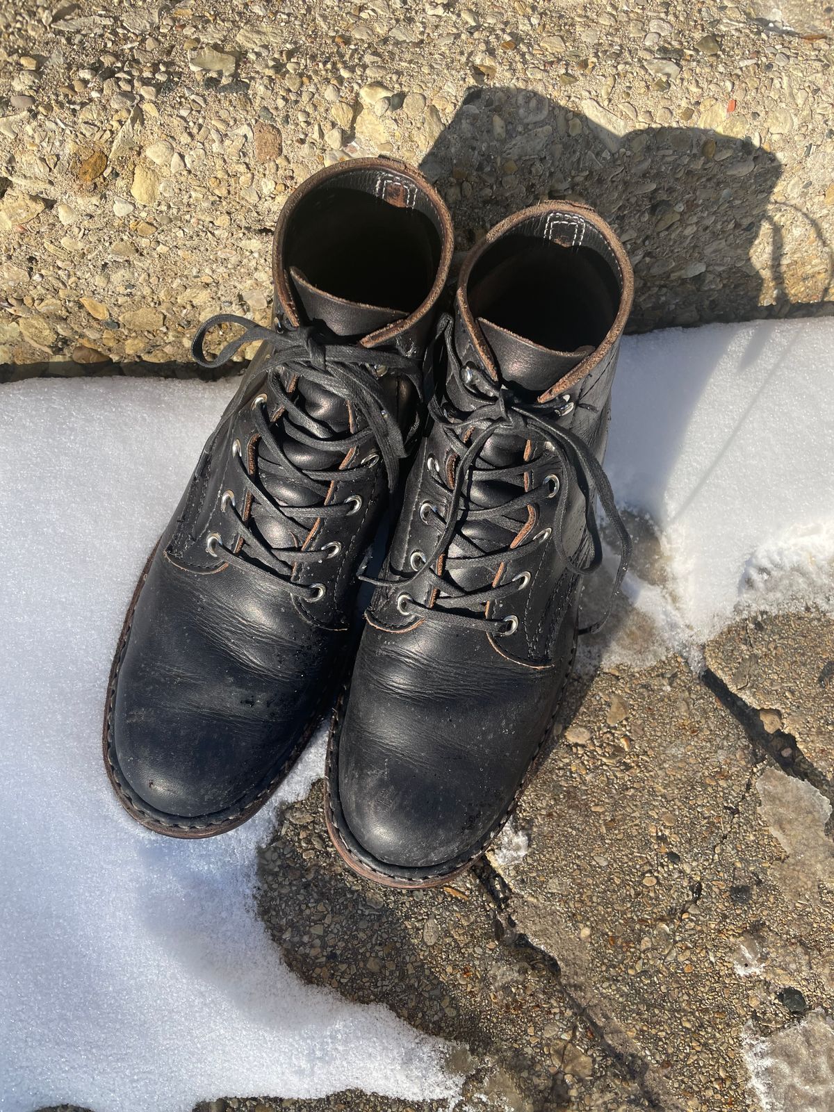 Photo by Kazukifilm1993 on February 1, 2026 of the White's Semi-Dress in Seidel Black Double Shot.