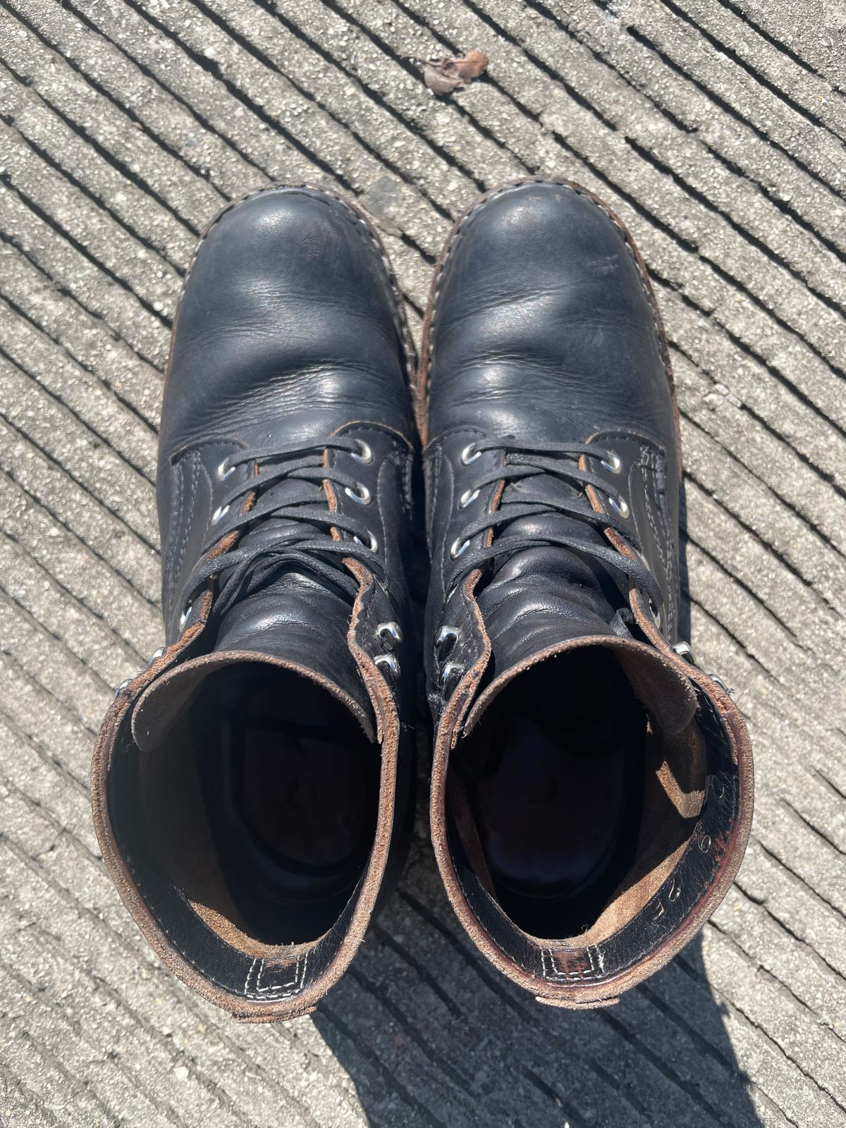 Photo by Kazukifilm1993 on March 1, 2026 of the White's Semi-Dress in Seidel Black Double Shot.