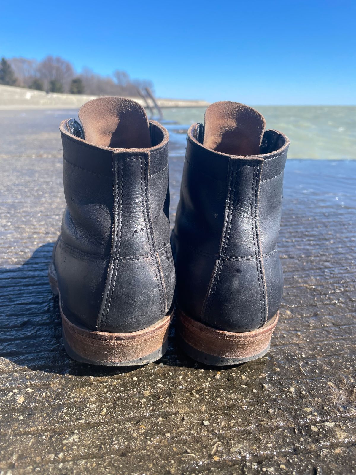 Photo by Kazukifilm1993 on March 1, 2026 of the White's Semi-Dress in Seidel Black Double Shot.