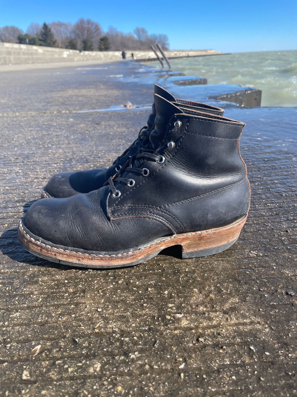 Photo by Kazukifilm1993 on March 1, 2026 of the White's Semi-Dress in Seidel Black Double Shot.