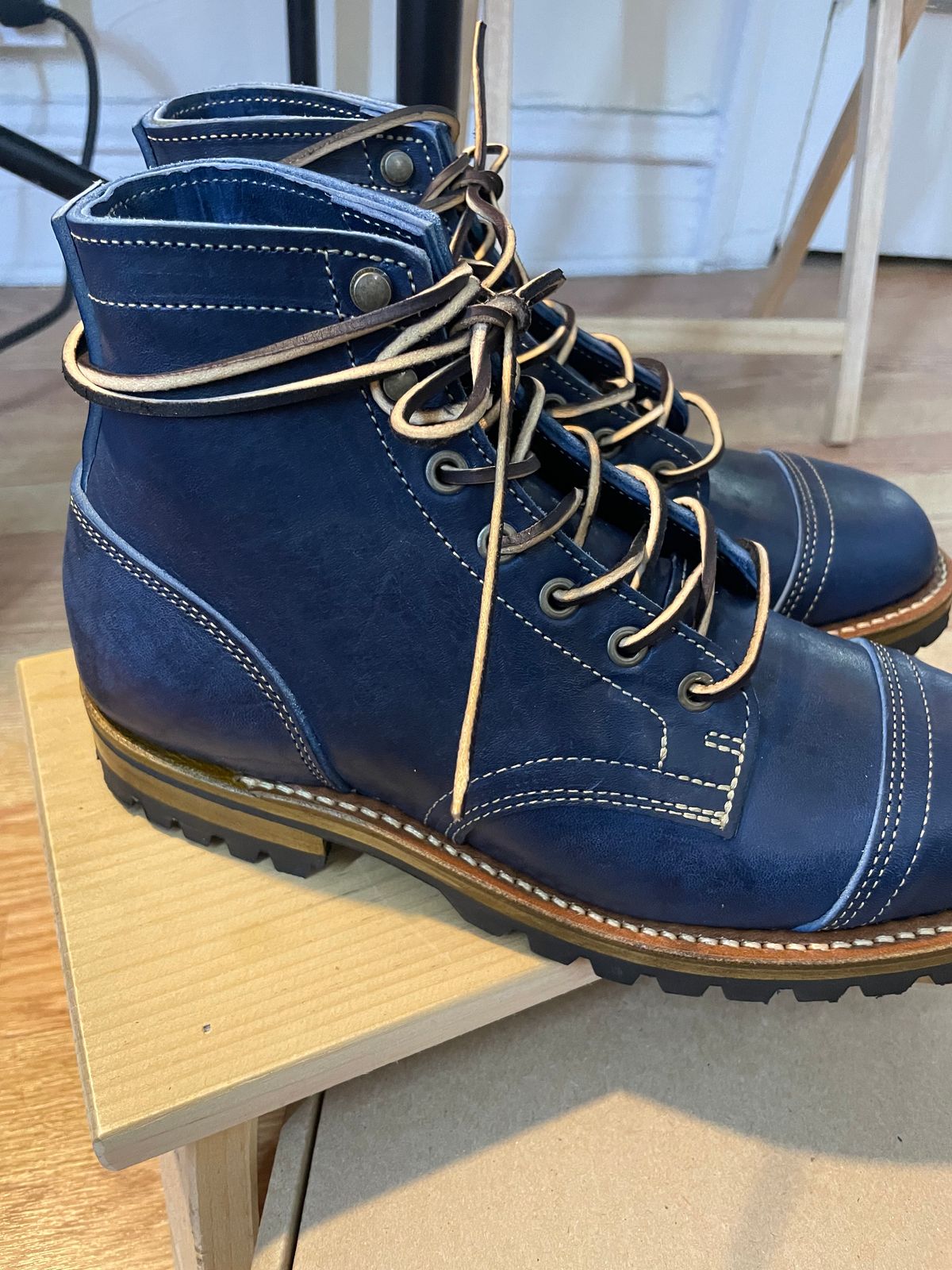 Photo by Kacchan0611 on October 28, 2024 of the Truman Cap Toe Boot in Navy Horse Rump.