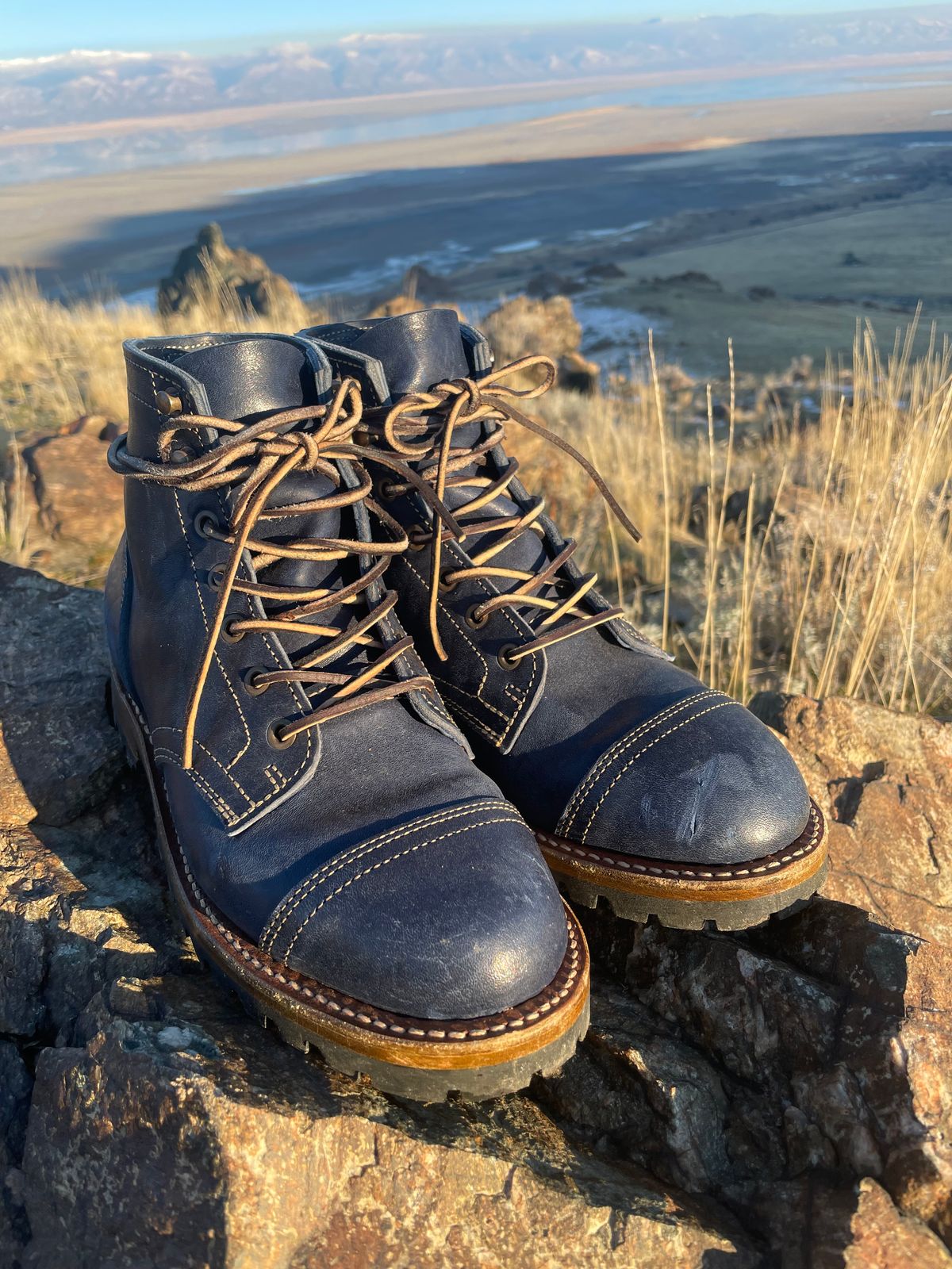 Photo by Kacchan0611 on November 28, 2024 of the Truman Cap Toe Boot in Navy Horse Rump.
