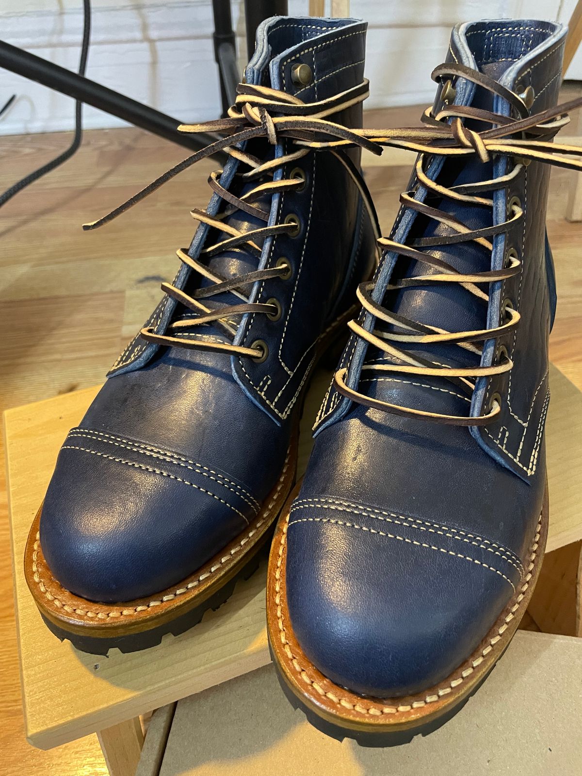 Photo by Kacchan0611 on October 28, 2024 of the Truman Cap Toe Boot in Navy Horse Rump.