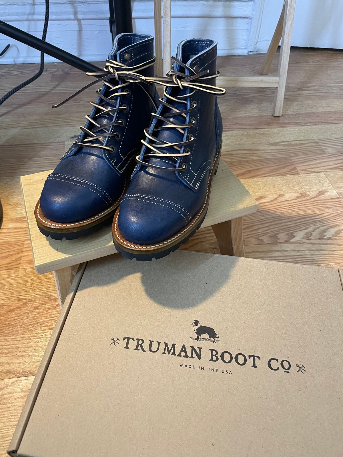 Photo by Kacchan0611 on October 28, 2024 of the Truman Cap Toe Boot in Navy Horse Rump.