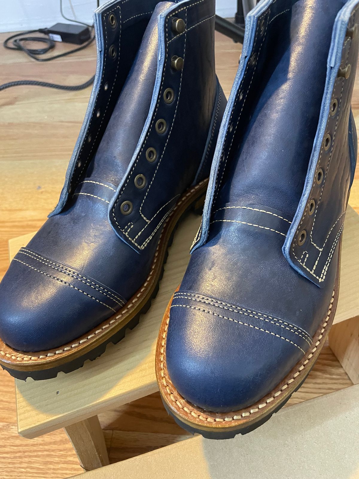 Photo by Kacchan0611 on October 28, 2024 of the Truman Cap Toe Boot in Navy Horse Rump.