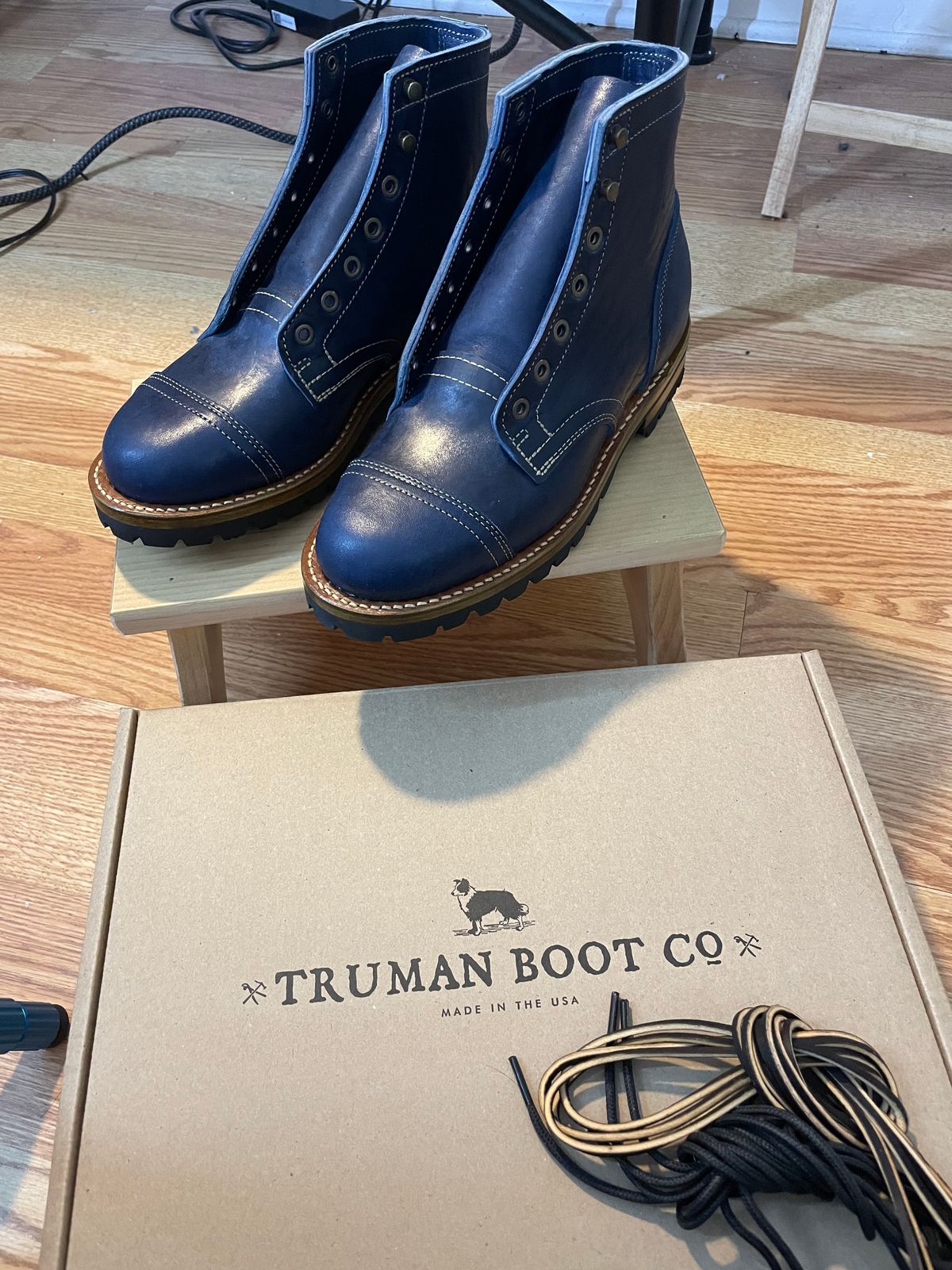 Photo by Kacchan0611 on October 28, 2024 of the Truman Cap Toe Boot in Navy Horse Rump.