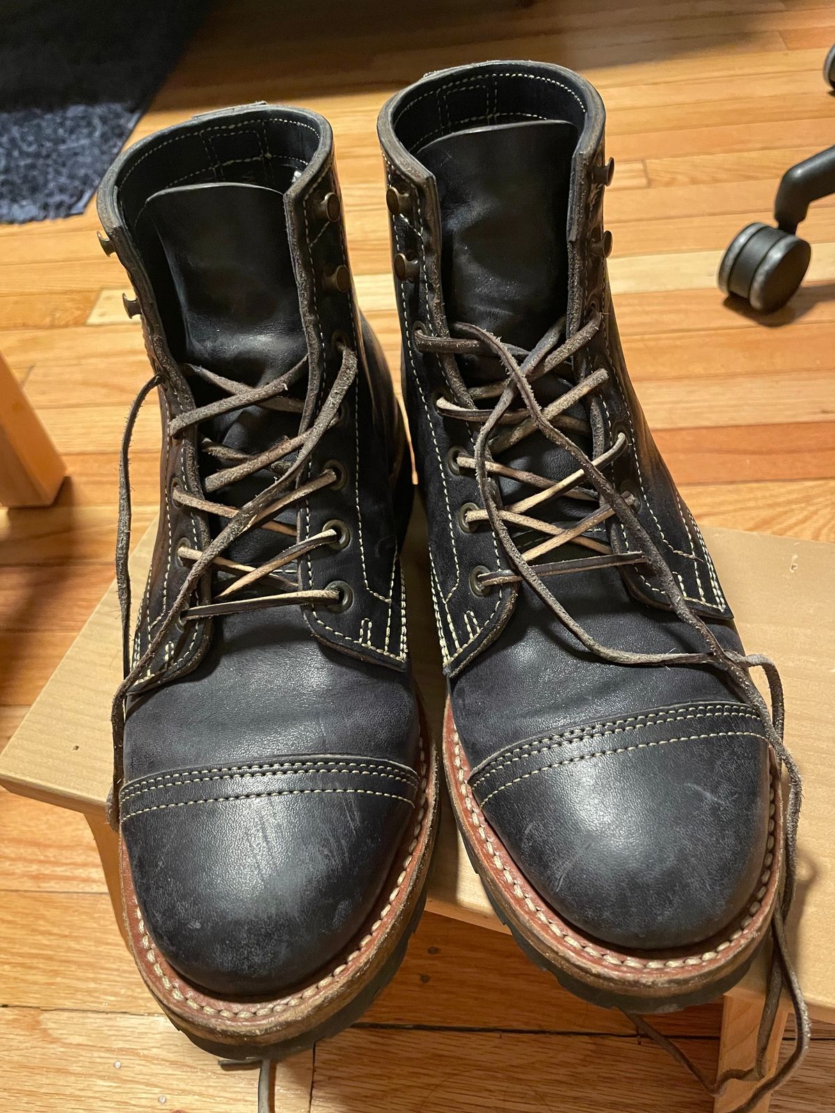 Photo by Kazukifilm1993 on February 19, 2026 of the Truman Cap Toe Boot in Navy Horse Rump.