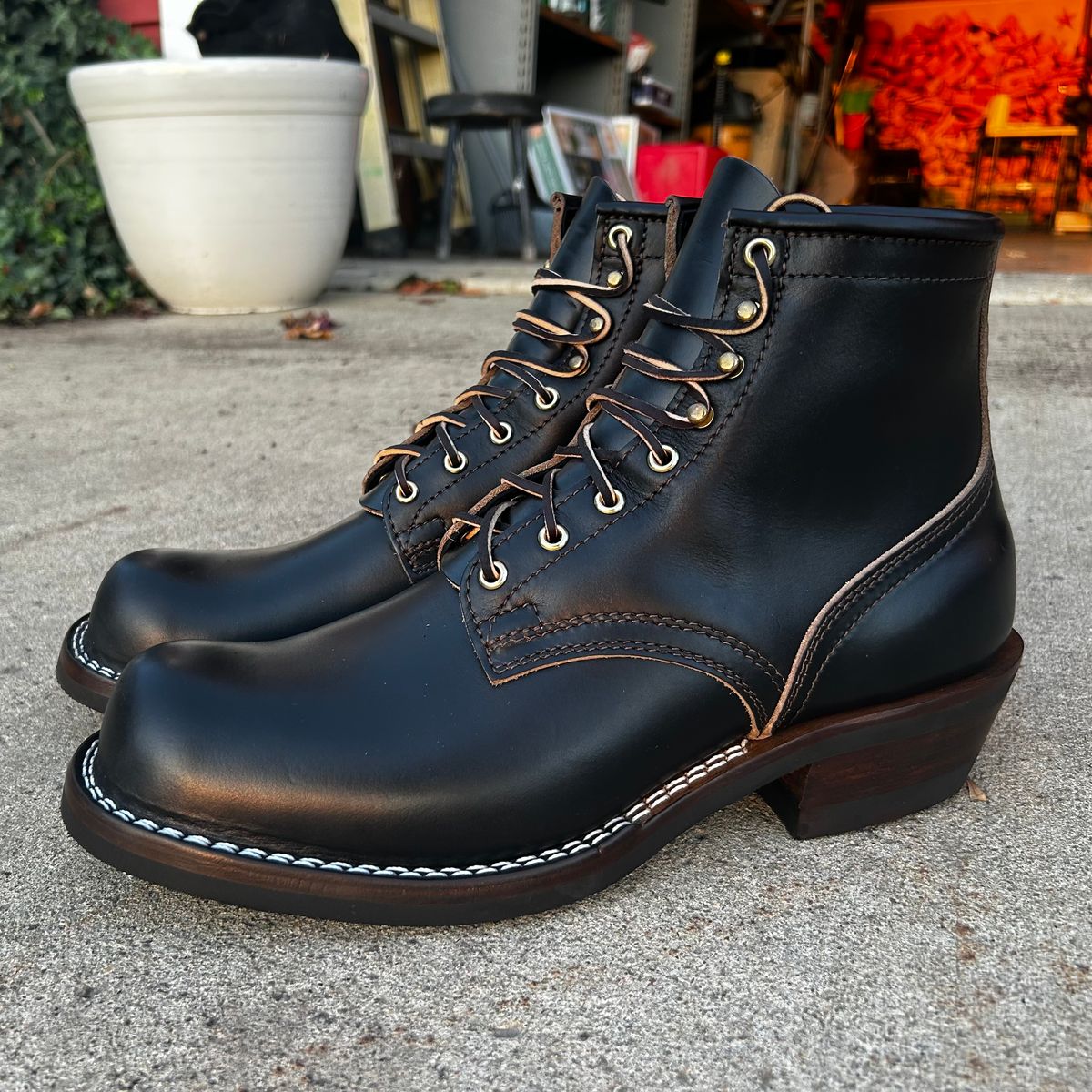 Photo by dyl on September 23, 2025 of the Nicks Prospector in Horween Black Chromexcel.
