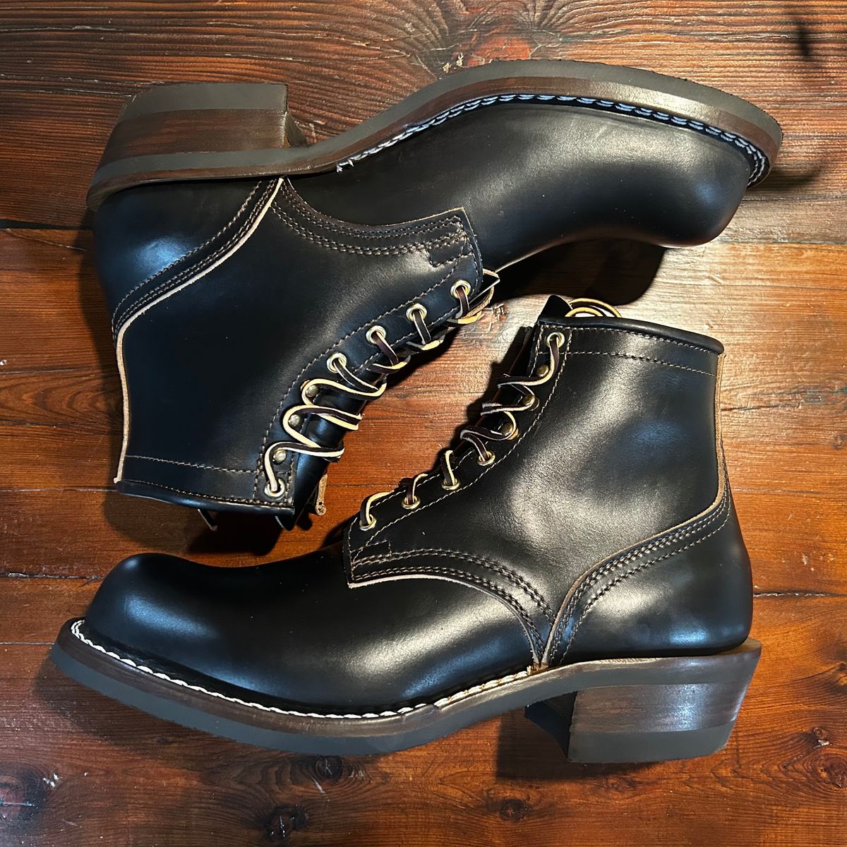 Photo by dyl on September 23, 2025 of the Nicks Prospector in Horween Black Chromexcel.
