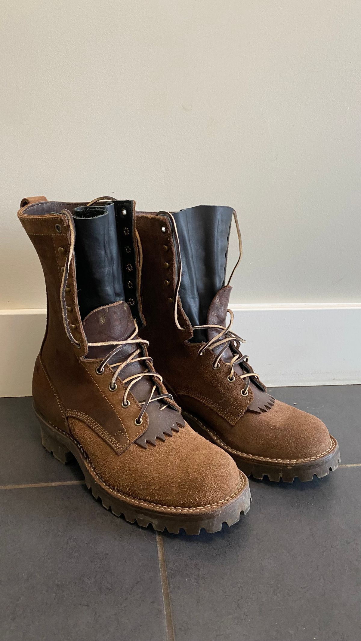 Photo by Forester on June 23, 2025 of the DeVito Boot Co. 10” Bobtail Brown Roughout in Seidel Brown Oil Tan Roughout.