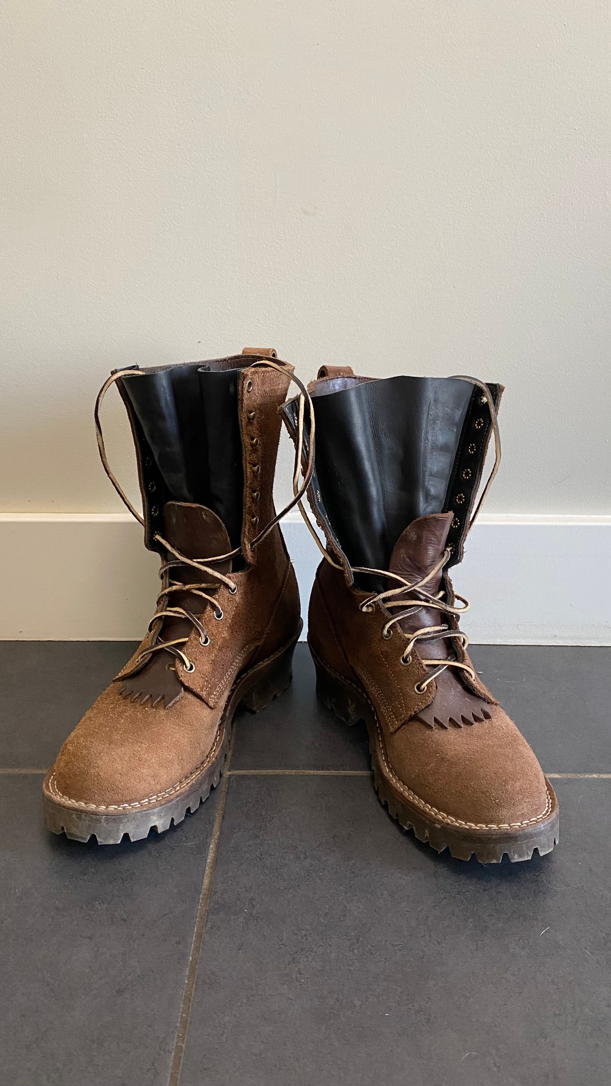 Photo by Forester on June 23, 2025 of the DeVito Boot Co. 10” Bobtail Brown Roughout in Seidel Brown Oil Tan Roughout.