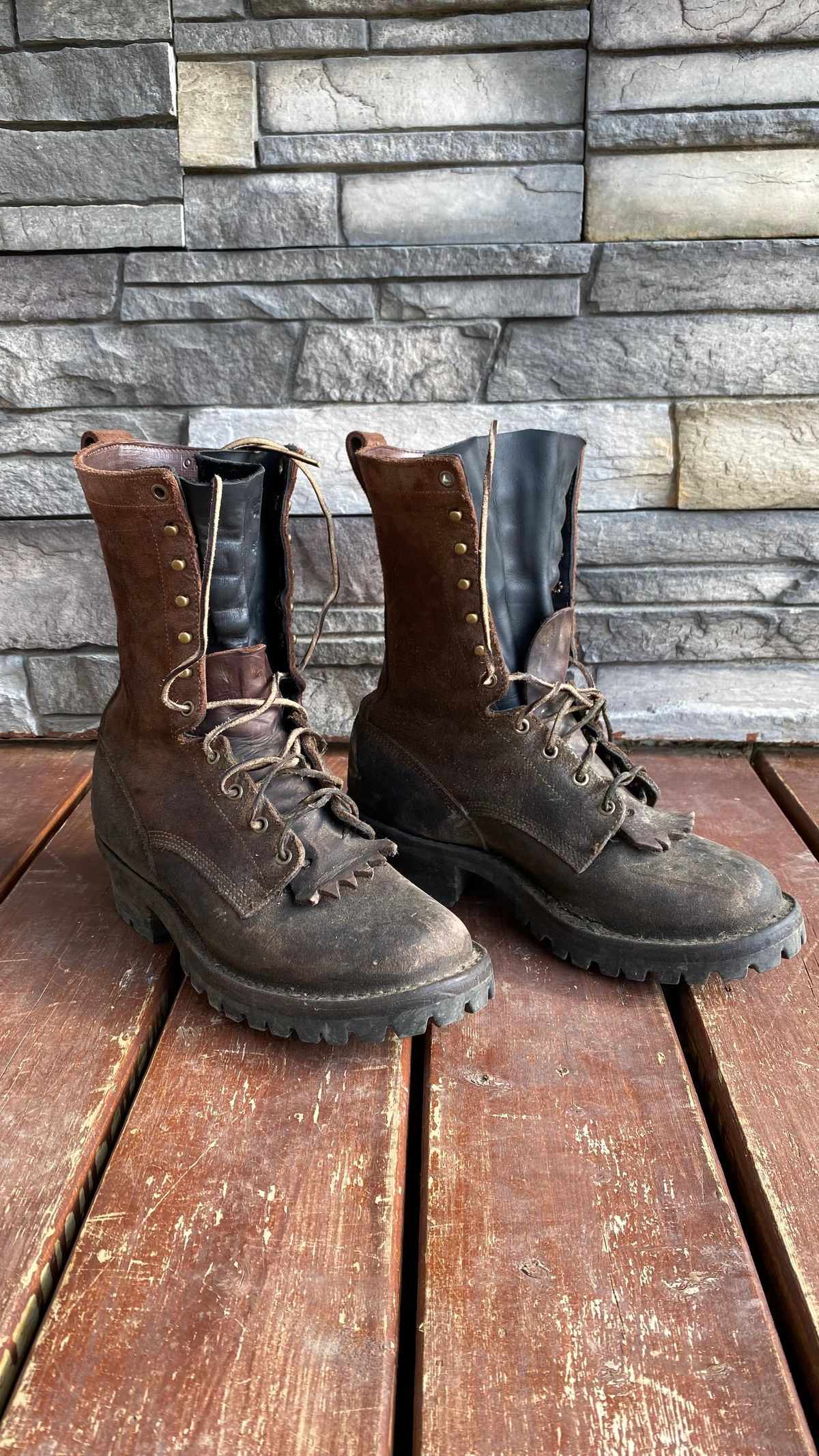 Photo by Forester on July 10, 2025 of the DeVito Boot Co. 10” Bobtail Brown Roughout in Seidel Brown Oil Tan Roughout.