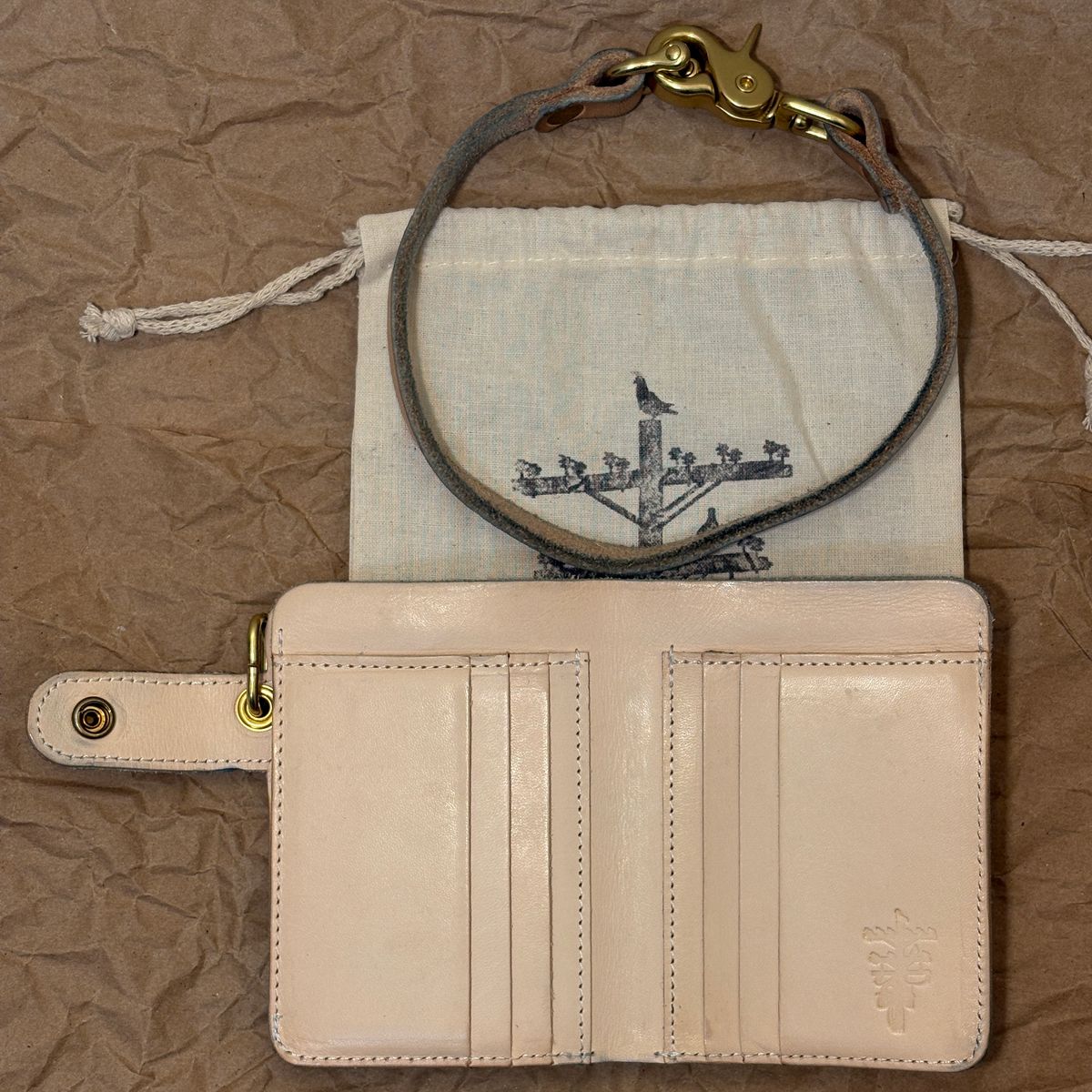 Photo by TastefulGent on January 1, 2026 of the Pigeon Tree Mid-Wallet Snap Bifold Version 3 in Unknown Natural Veg Tan.