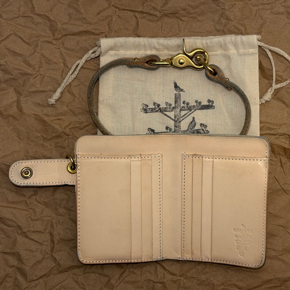 Photo by TastefulGent on February 1, 2026 of the Pigeon Tree Mid-Wallet Snap Bifold Version 3 in Unknown Natural Veg Tan.