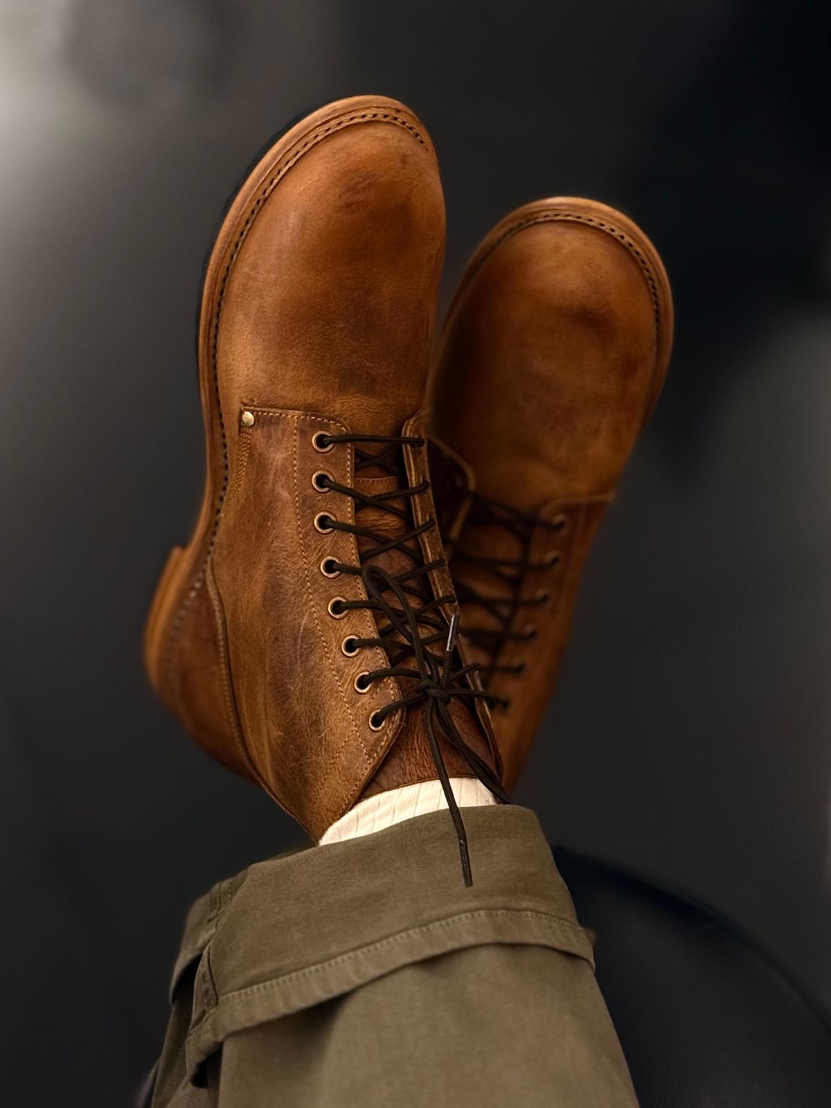 Photo by vishhh on October 29, 2025 of the Craft & Glory Service Boot in Full Grain Waxed Water Buffalo.