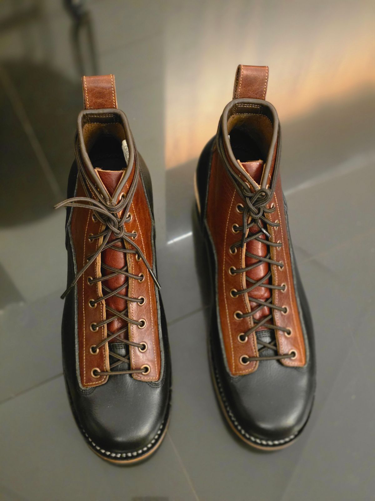 Photo by vishhh on September 15, 2025 of the Craft & Glory Outlander 6" Black Tan in Full Grain Waxed Water Buffalo.