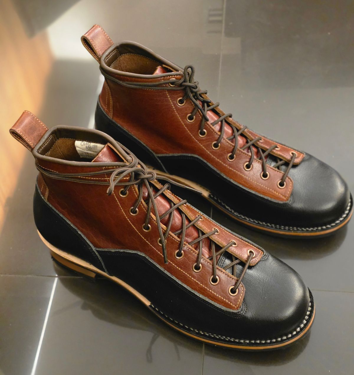 Photo by vishhh on September 15, 2025 of the Craft & Glory Outlander 6" Black Tan in Full Grain Waxed Water Buffalo.