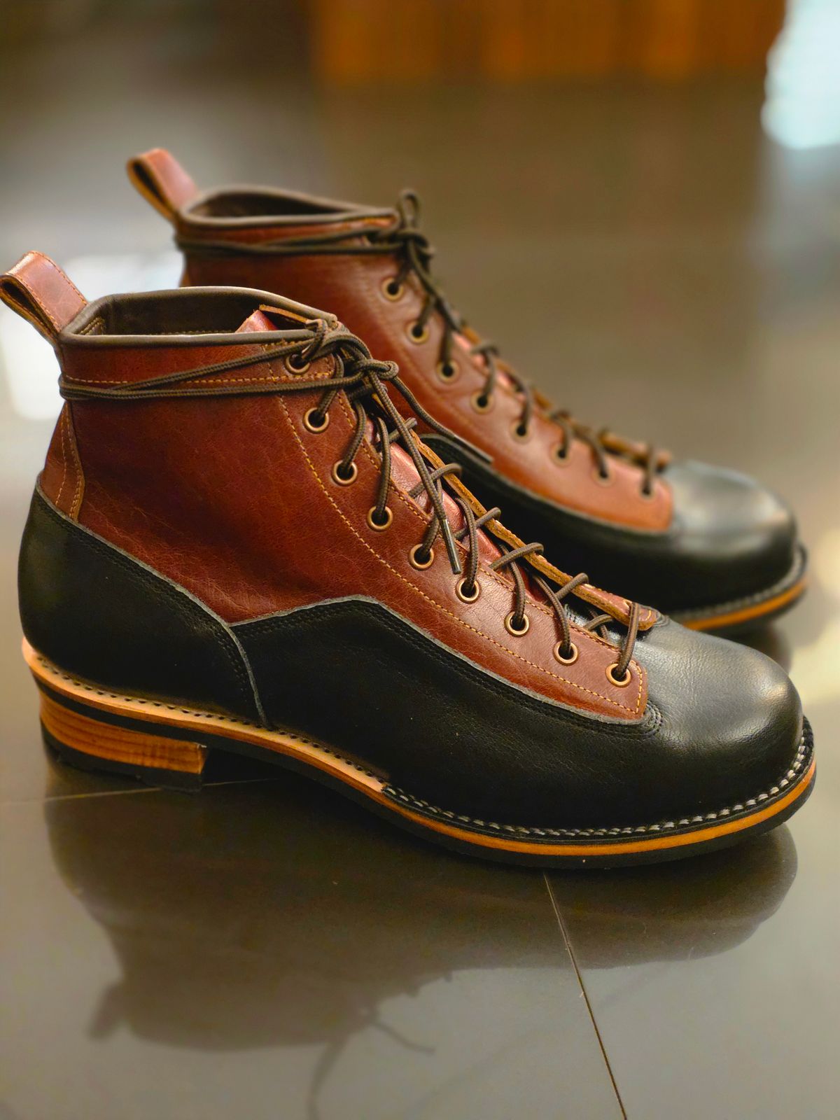 Photo by vishhh on September 15, 2025 of the Craft & Glory Outlander 6" Black Tan in Full Grain Waxed Water Buffalo.