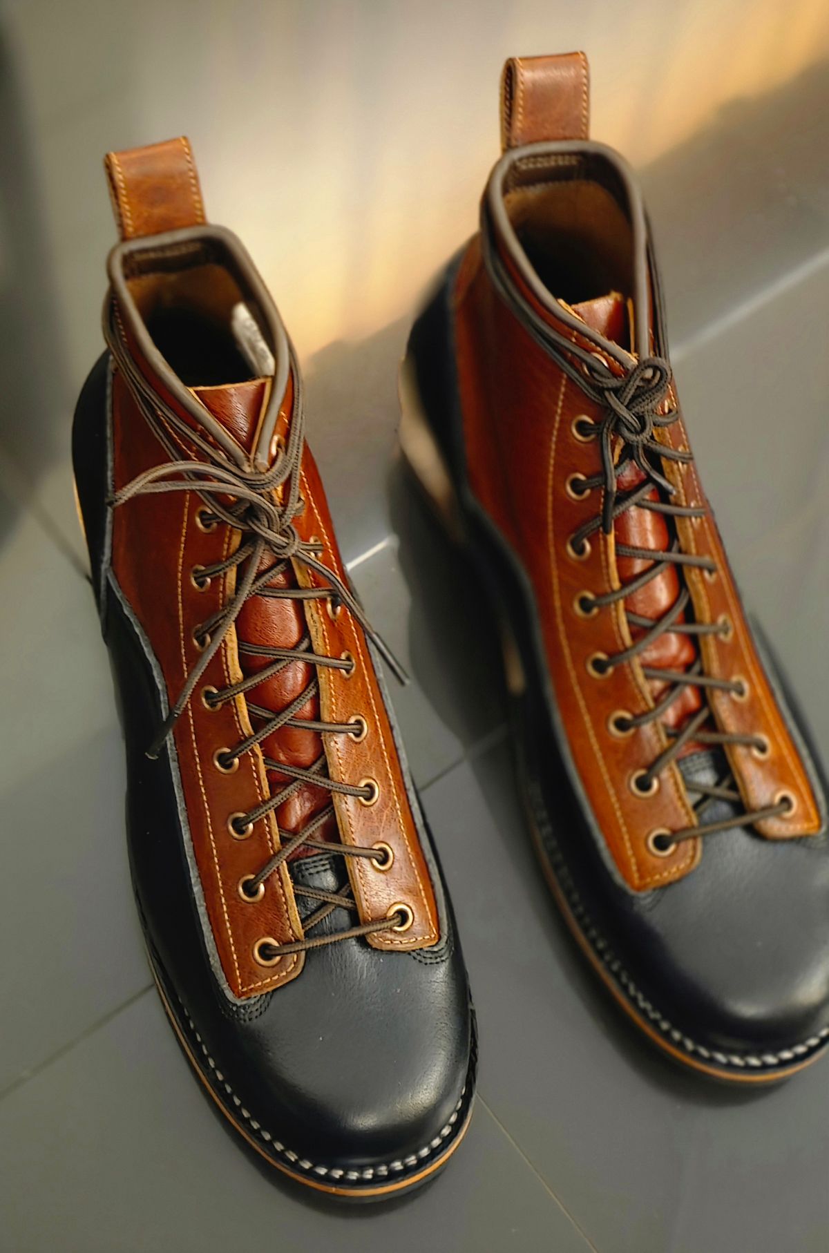 Photo by vishhh on September 15, 2025 of the Craft & Glory Outlander 6" Black Tan in Full Grain Waxed Water Buffalo.