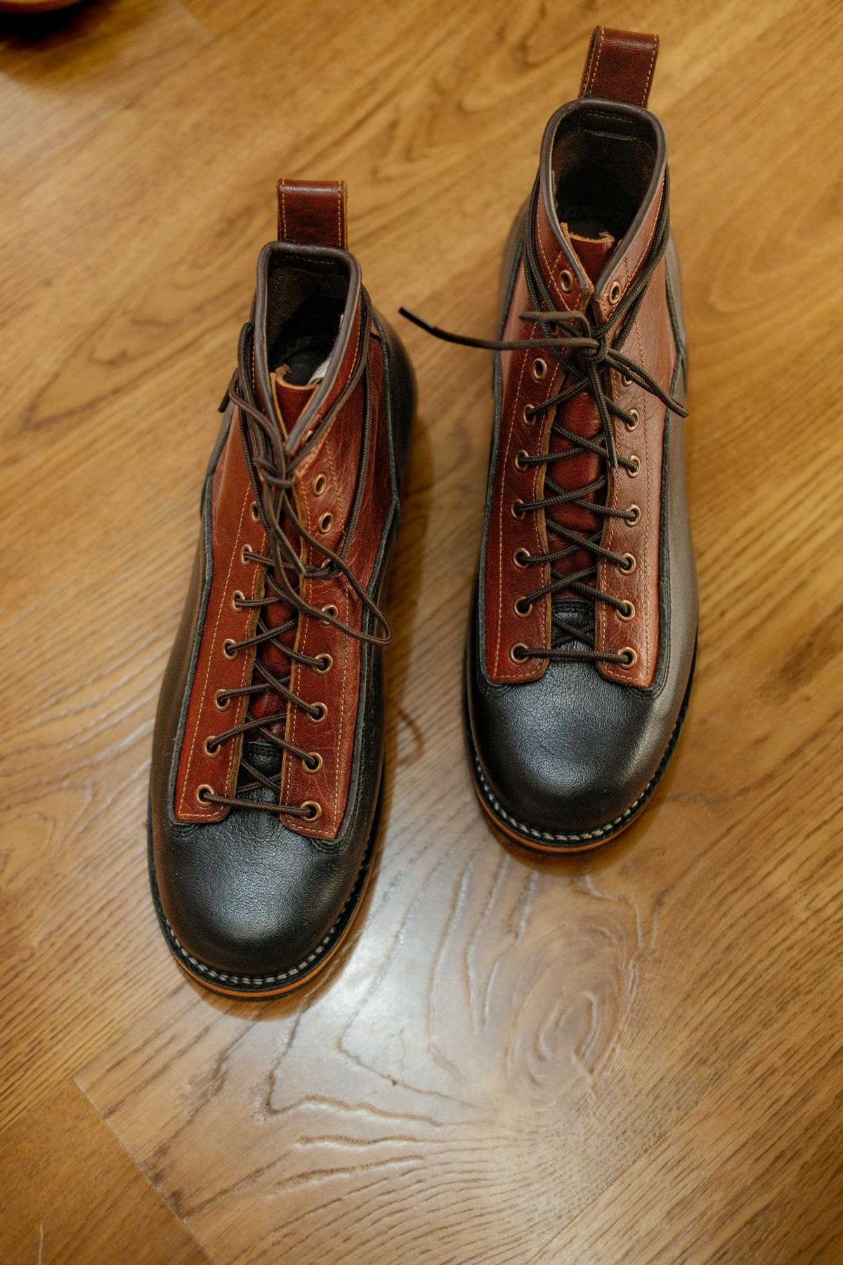 Photo by vishhh on September 16, 2025 of the Craft & Glory Outlander 6" Black Tan in Full Grain Waxed Water Buffalo.