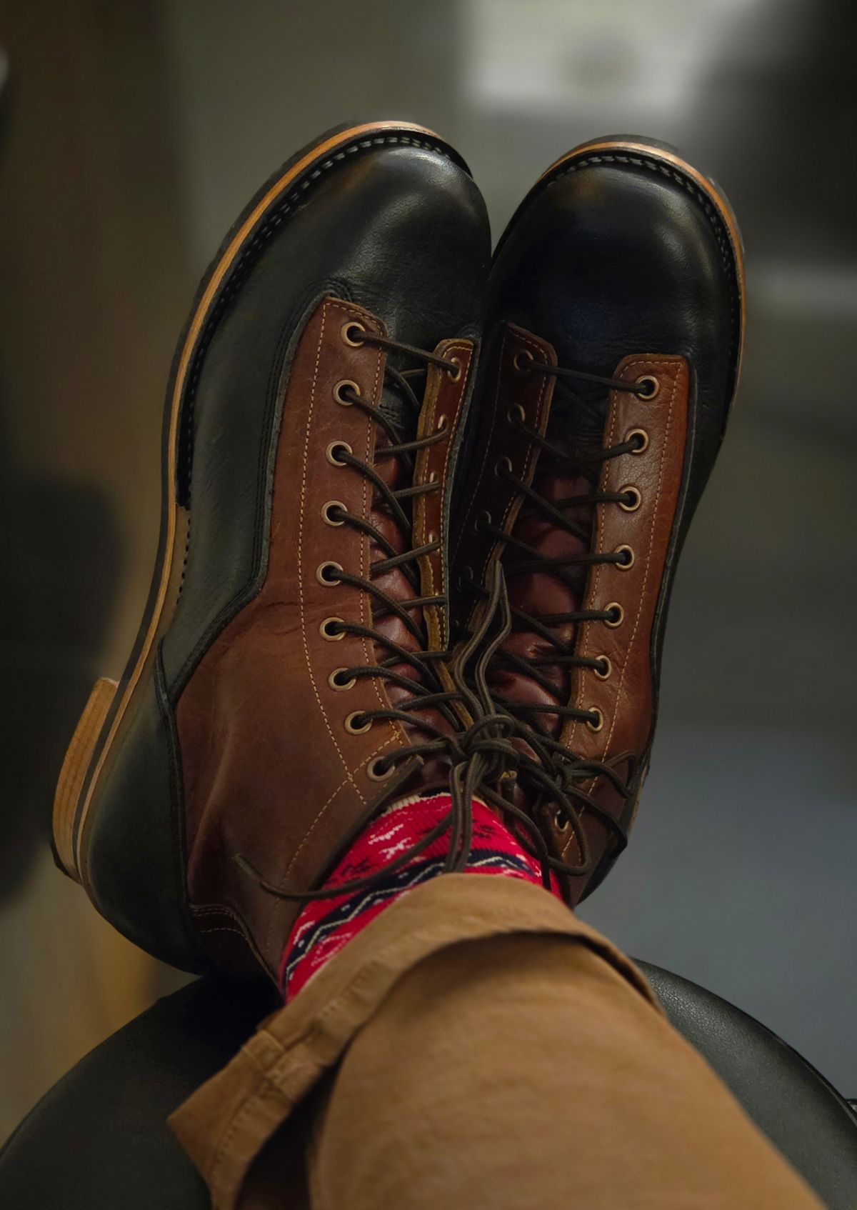 Photo by vishhh on September 26, 2025 of the Craft & Glory Outlander 6" Black Tan in Full Grain Waxed Water Buffalo.