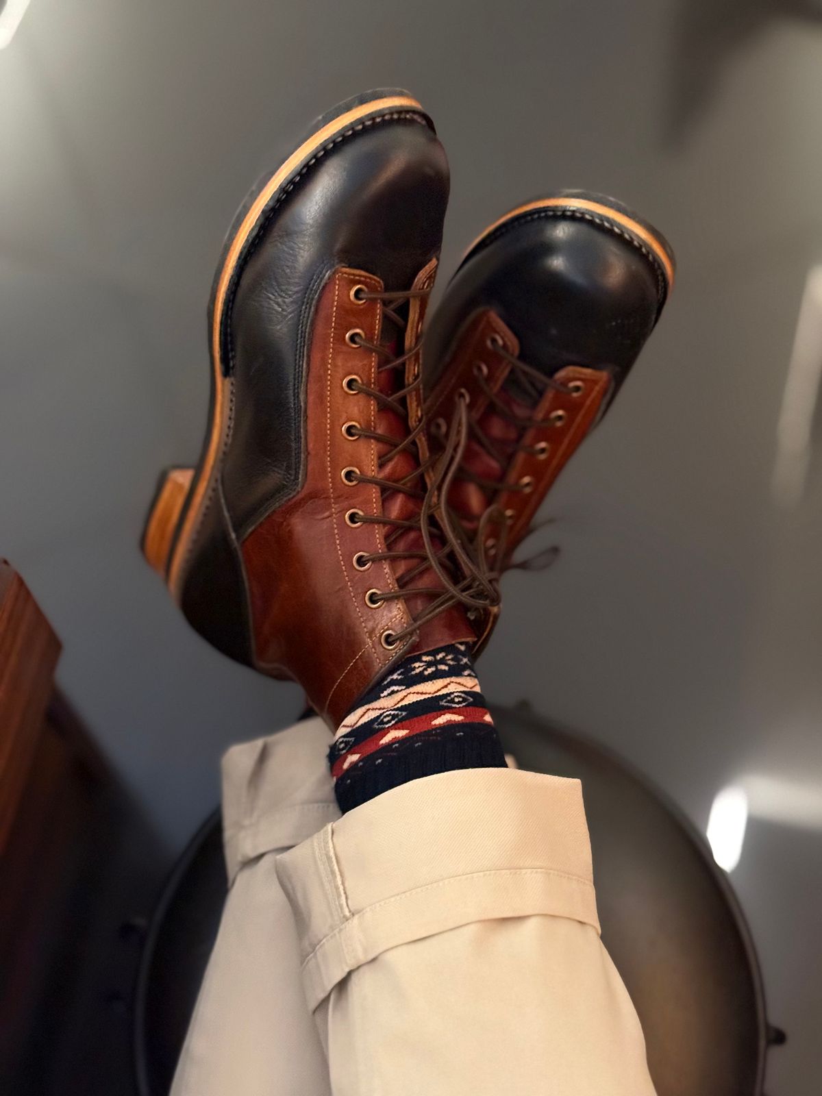 Photo by vishhh on October 15, 2025 of the Craft & Glory Outlander 6" Black Tan in Full Grain Waxed Water Buffalo.