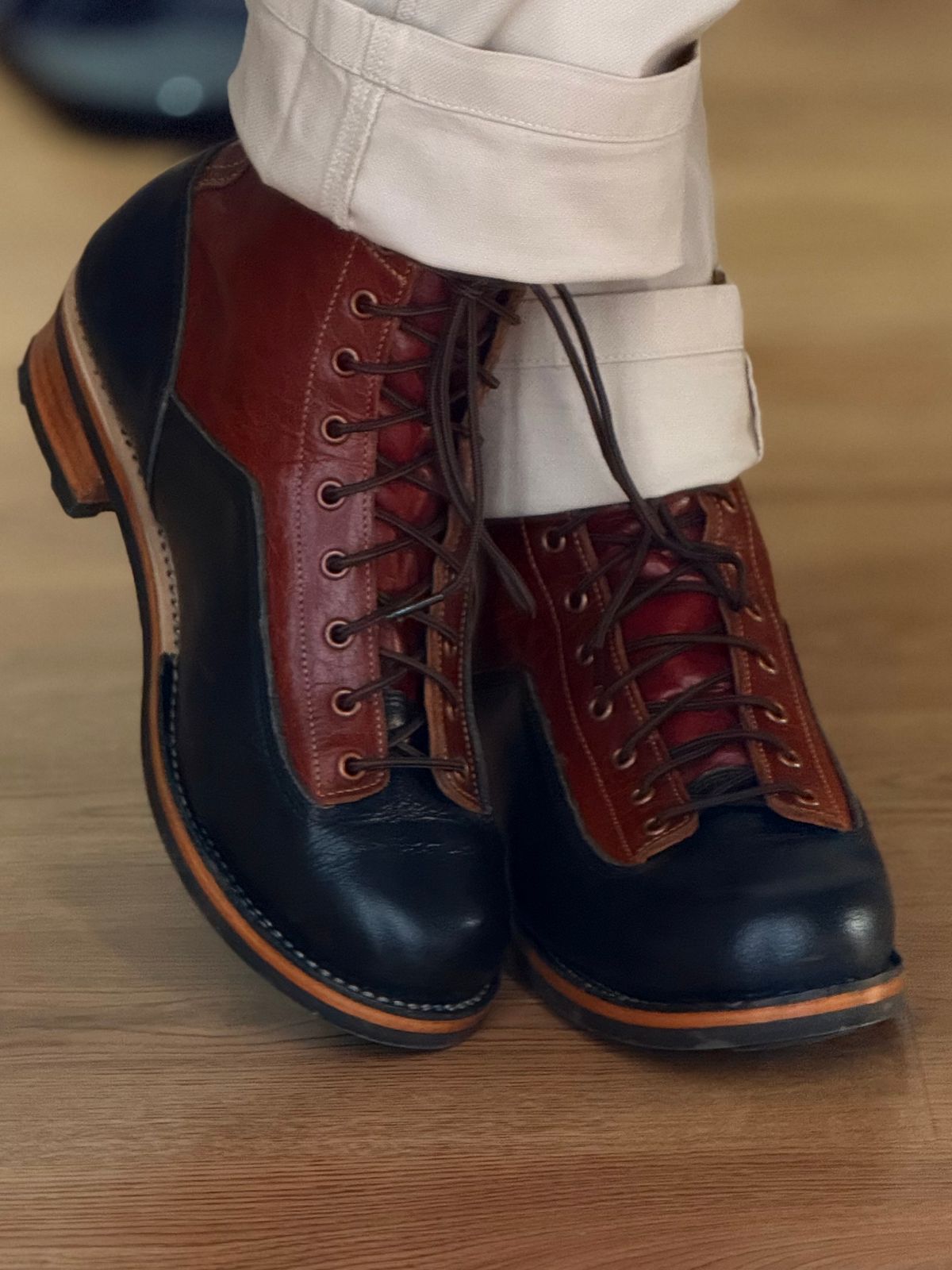 Photo by vishhh on October 15, 2025 of the Craft & Glory Outlander 6" Black Tan in Full Grain Waxed Water Buffalo.