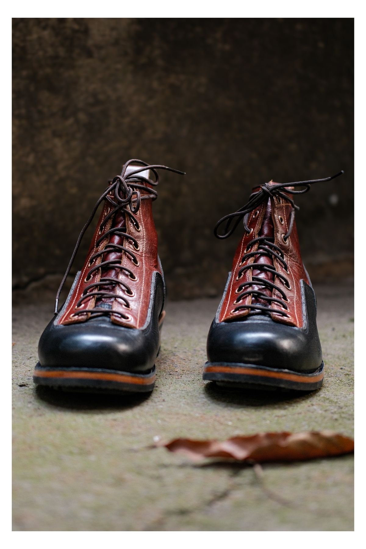 Photo by vishhh on November 26, 2025 of the Craft & Glory Outlander 6" Black Tan in Full Grain Waxed Water Buffalo.