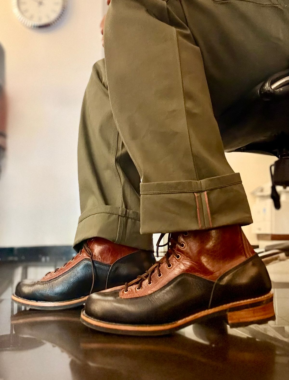 Photo by vishhh on December 12, 2025 of the Craft & Glory Outlander 6" Black Tan in Full Grain Waxed Water Buffalo.