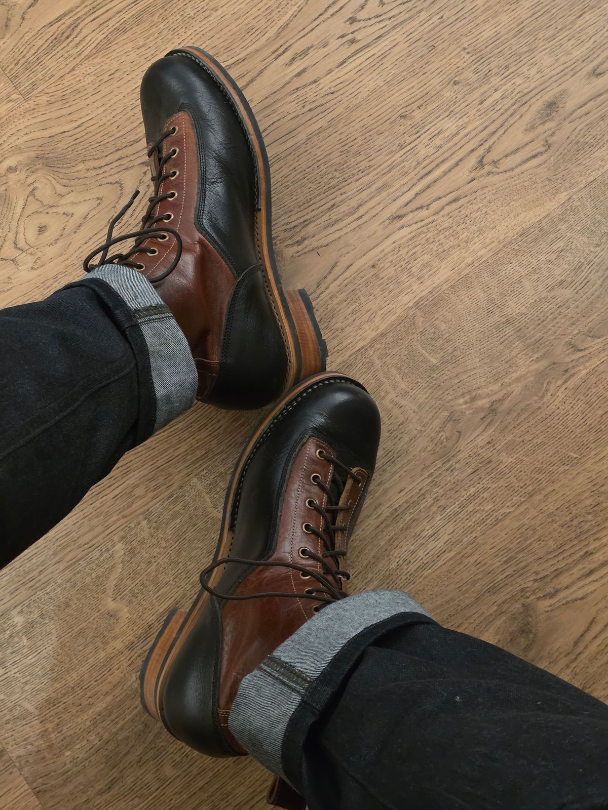 Photo by vishhh on February 19, 2026 of the Craft & Glory Outlander 6" Black Tan in Full Grain Waxed Water Buffalo.